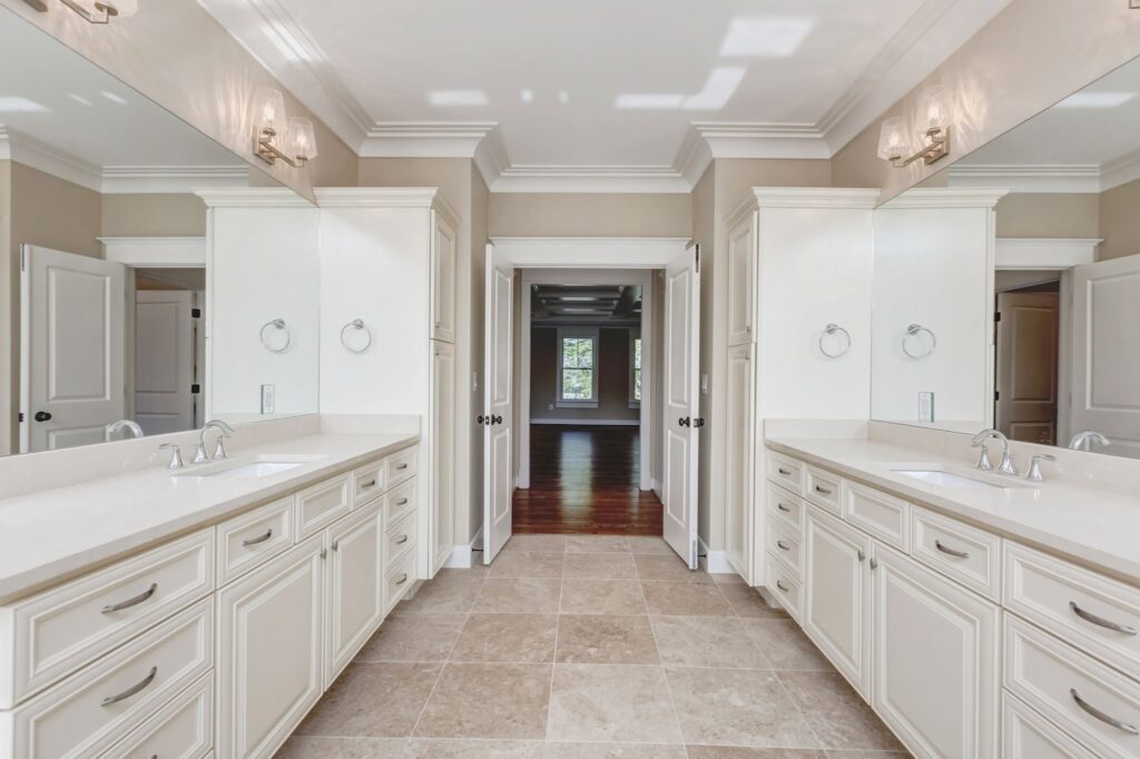 2108 Windsor Rd Alexandria VA 22307 Master Bathroom 4