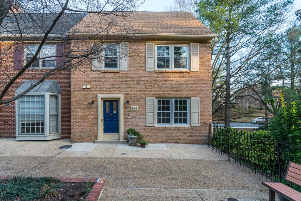 661 N. Armistead St., Alexandria, VA 22312