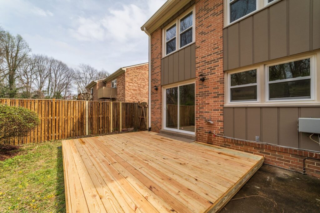 8314 Highcliffe CT Annadale 22003 Back Deck