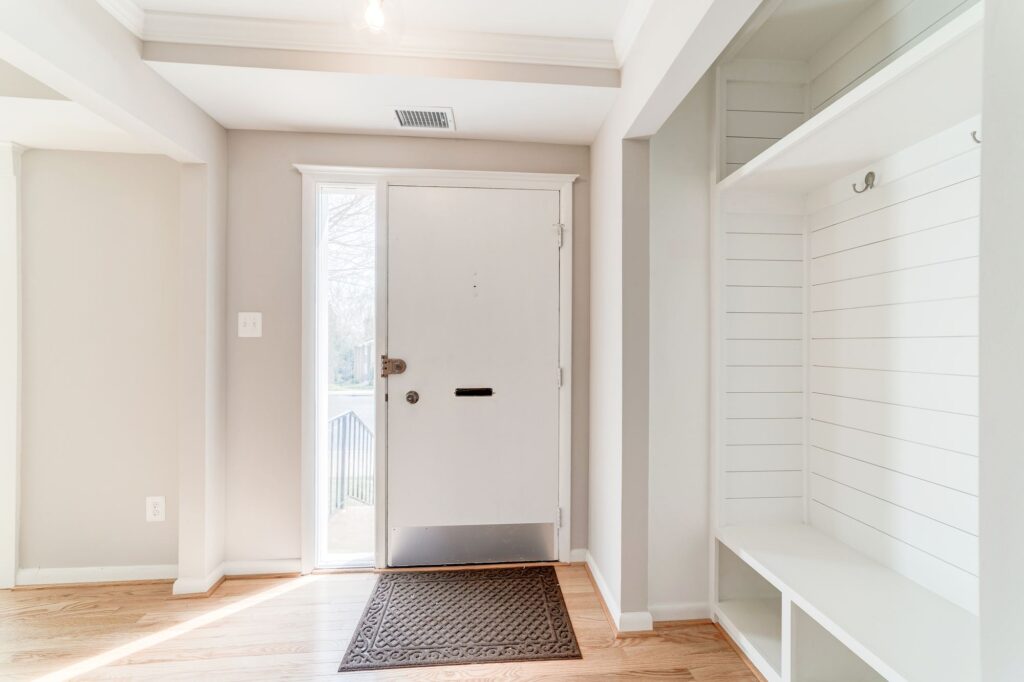 8314 Highcliffe CT Annadale 22003 Foyer