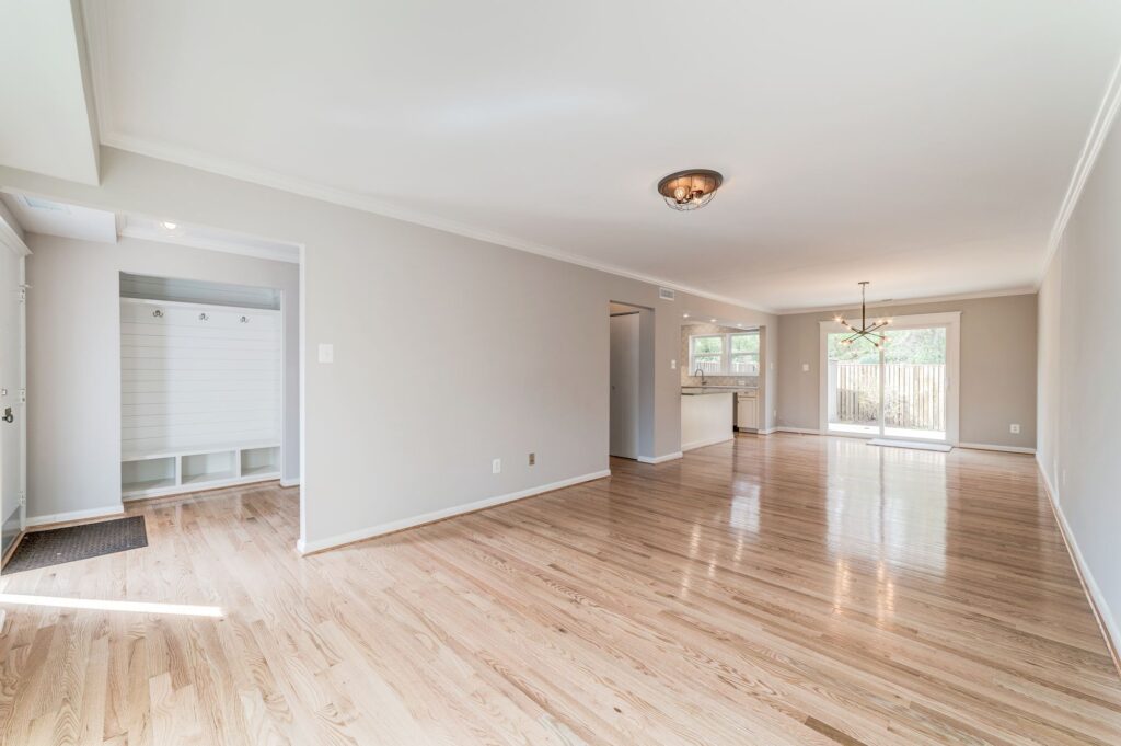 8314 Highcliffe CT Annadale 22003 Living Room 4