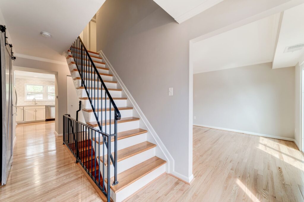 8314 Highcliffe CT Annadale 22003 Staircase