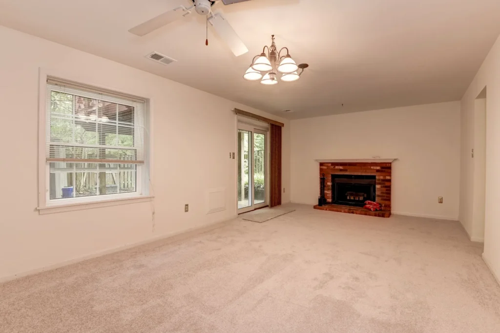 7159 Lake Cove Dr - Family Room