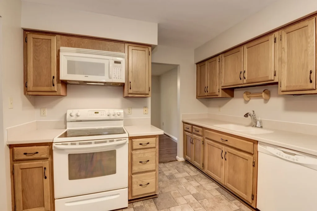 7159 Lake Cove Dr - Kitchen