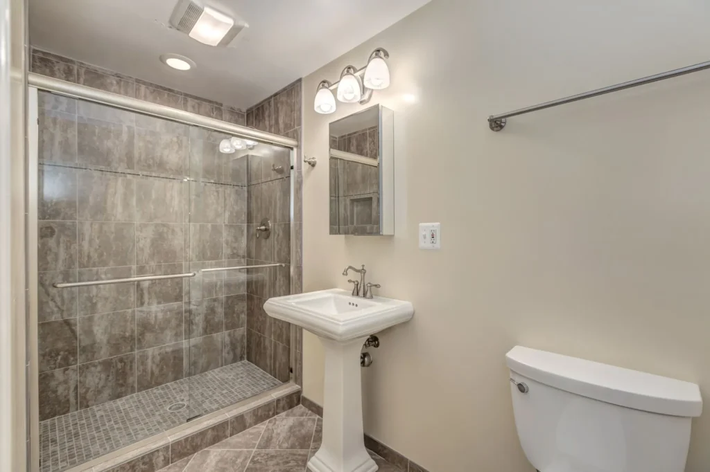 7182 Lake Cove Dr - Bathroom