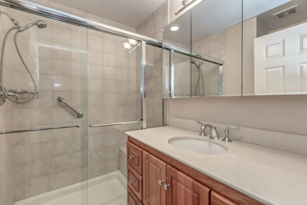 7182 Lake Cove Dr - Bathroom 3