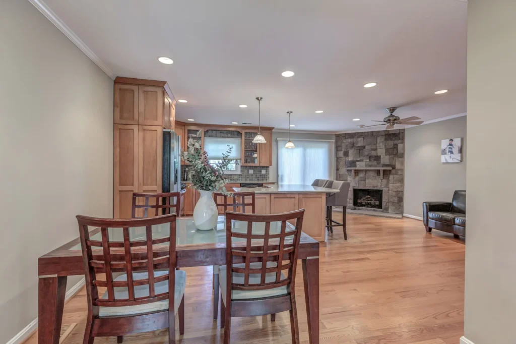7182 Lake Cove Dr - Dining Room