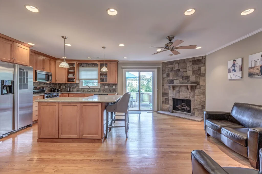 7182 Lake Cove Dr - Family Room