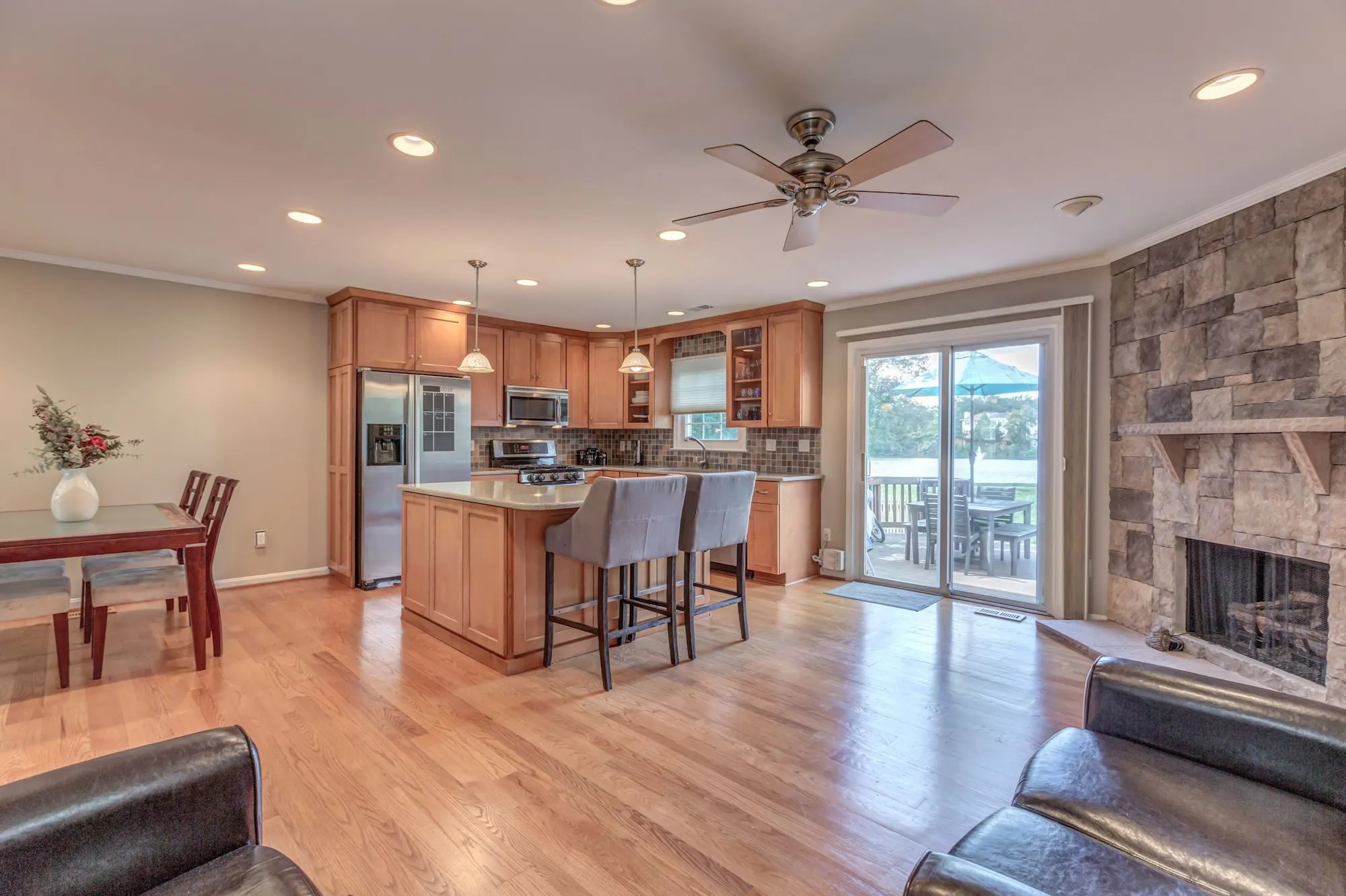 7182 Lake Cove Dr - Kitchen