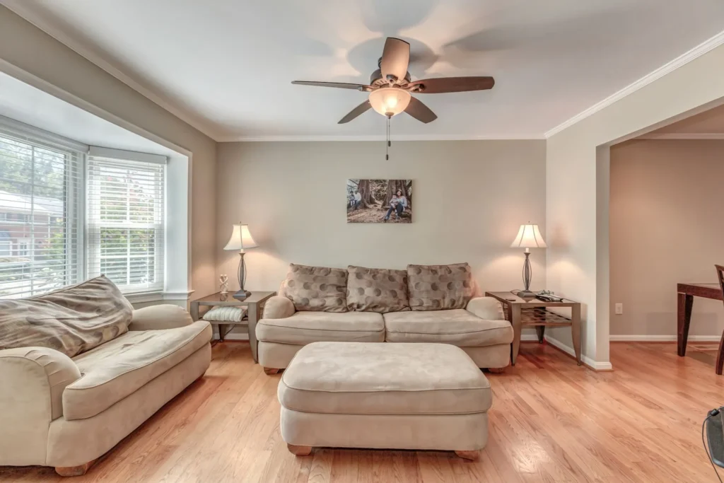 7182 Lake Cove Dr - Living Room