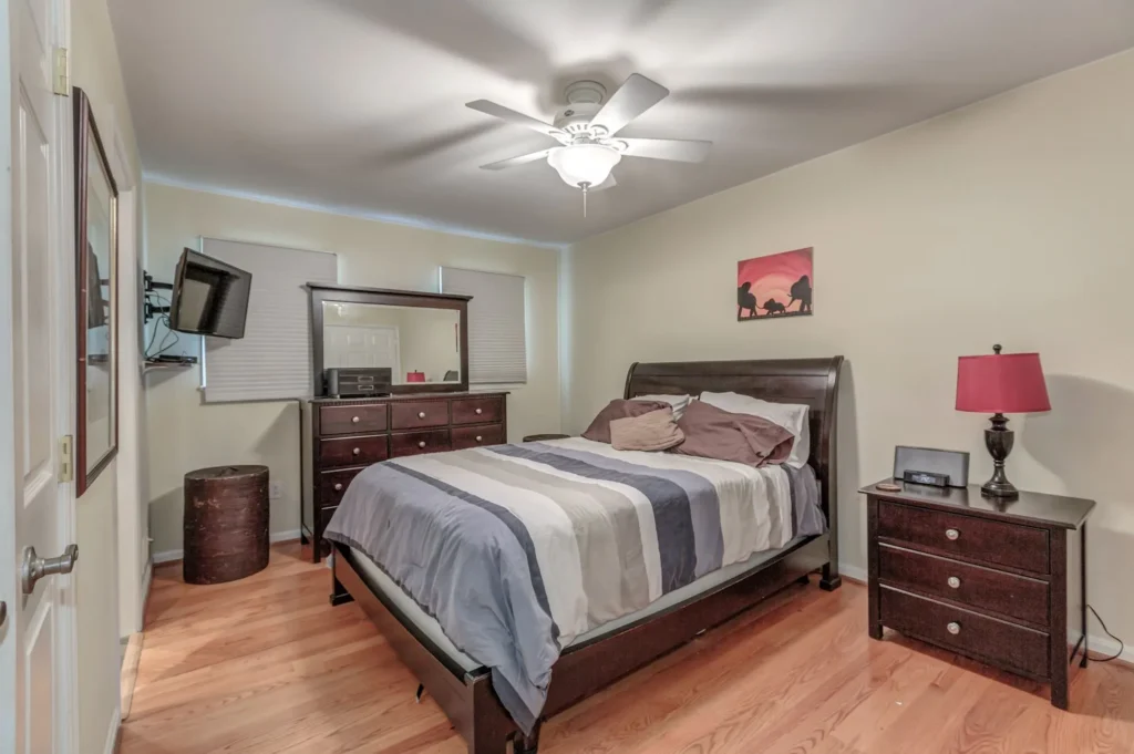 7182 Lake Cove Dr - Primary Bedroom
