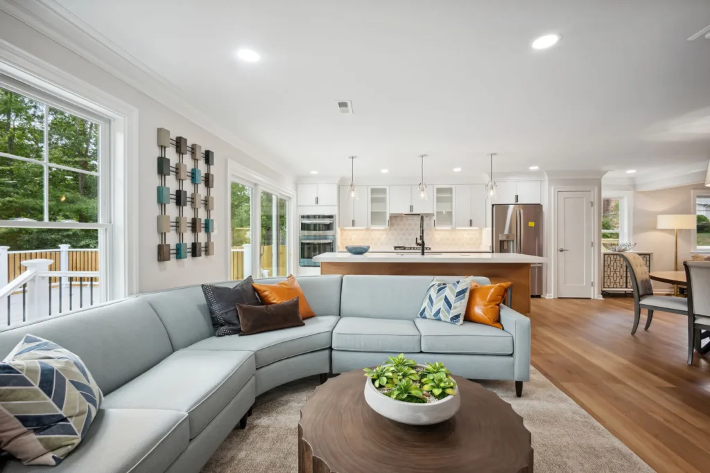 8005 Carrleigh Pkwy - Family Room