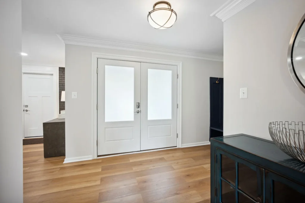 8005 Carrleigh Pkwy - Foyer